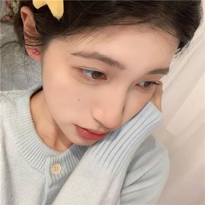 她背后的那双手